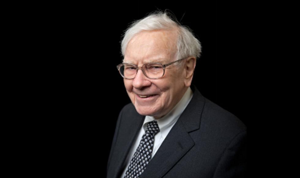 WARREN BUFFETT
EL Oráculo: CEO de Berkshire Hathaway; posiblemente el mayor inversionista y filántropo de todos los tiempos

Cuando tenía 7 u 8 años, tuve la suerte de encontrar un tema que realmente me interesara: la inversión. Leí cada libro sobre ese tema en la Biblioteca Pública de Omaha cuando tenía 11 años. Algunos de ellos más de una vez. Mi papá estaba en el negocio de la inversión, así que cuando comía con él los sábados, o cuando podía, tomaba libros de su oficina y los leía. (Si él hubiera sido vendedor de zapatos, yo podría ser un vendedor de zapatos hoy.)