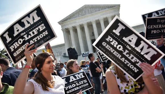 Activistas contra el aborto sostienen pancartas frente a la Corte Suprema de los Estados Unidos para defender una ley de Texas. (Foto: AFP)