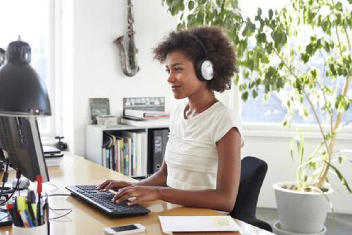 alguien escuchando musica mientras estudia