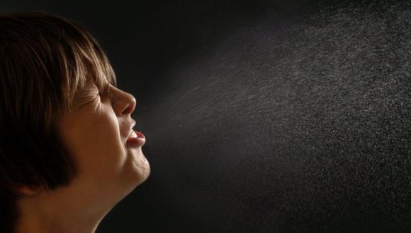 Las gotas de un estornudo pueden viajar hasta dos metros. (Foto: Getty)