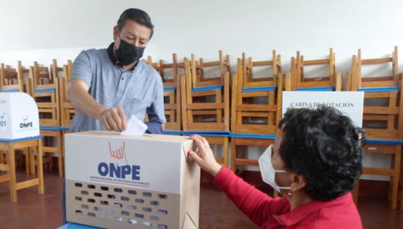 Delegado emite su voto en la Institución Educativa Emblemática Independencia Americana, en Arequipa. (Foto: ONPE)