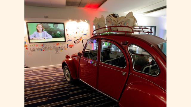 La oficina de Google en París tiene un Citroen 2CV rojo brillante en su interior. (Foto: AP)