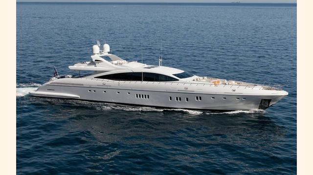 Moonraker. Completamente Nuevo, este yate de 50 metros está disponible en Las Bahamas. Incluye jacuzzi, el bar y amplios espacios para cenar. (Foto: telegraph)