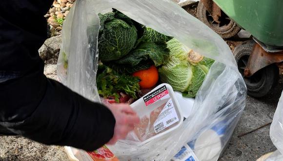 Estados Unidos es posiblemente donde más se desperdicia, pues los consumidores tiran a la basura cada año más de 38 millones de toneladas de alimento, casi 170,000 veces lo que pesa la Estatua de la Libertad. (Foto: AFP)