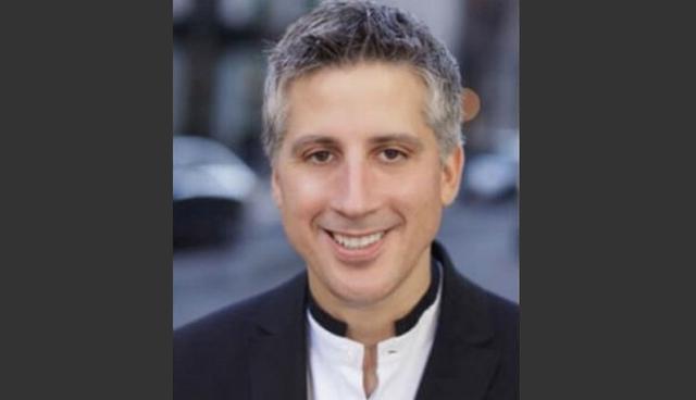 FOTO 10 | 10. Oliver Kharraz: Fundador, Zocdoc. Oliver Kharraz dijo: “Cuando lanzamos Zocdoc había muchos inversionistas que nos dijeron que lo hiciéramos a nivel nacional desde el principio. Lanzamos primero en Manhattan y nos quedamos ahí tres o cuatro años, algo que en tiempos digitales es como decir toda la vida. Para aprender realmente sobre cómo funciona un negocio debes hacerlo primero a pequeña escala, ignorar el consejo de irnos a lo grande y mantenernos súper enfocados al inicio fue crucial para nuestro éxito”.

Empezar con algo pequeño es un buen consejo porque mitiga los riesgos de abrirte demasiado cuando aún no eres muy sólido y de gastar demasiado dinero antes de tener un buen retorno de inversión. Y si cometes algún error no será tan grande como para destruir tu negocio antes de que esté bien posicionado. (Foto: Zocdoc, Inc.)