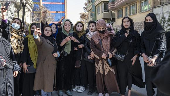 Las mujeres afganas organizan una protesta por sus derechos para conmemorar el Día Internacional de la Mujer, en Kabul el 8 de marzo de 2023. (Foto de AFP)