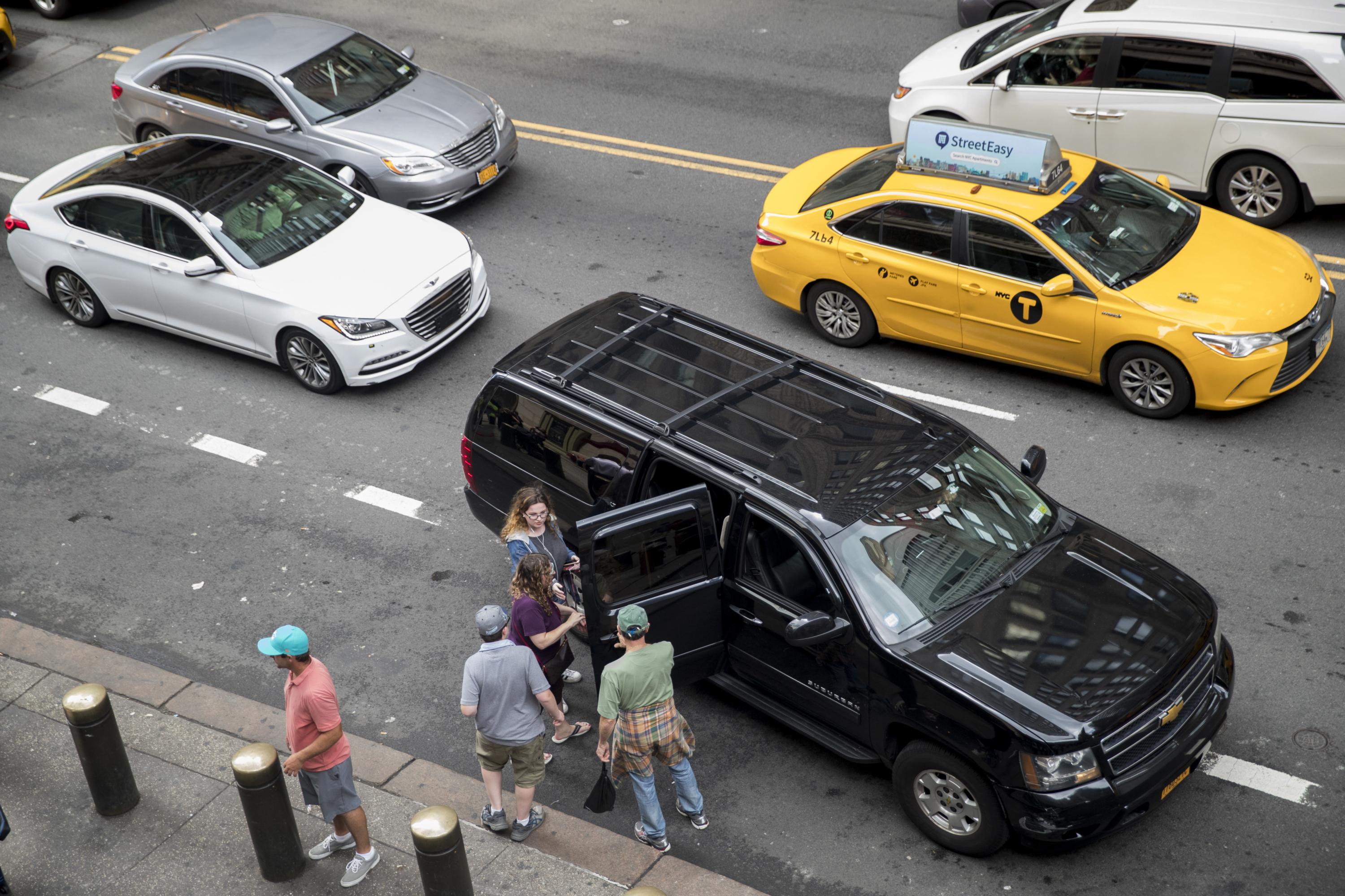 Unos 80,000 conductores trabajan para al menos una de las cuatro compañías vía aplicaciones de Nueva York, contra 13,500 choferes de taxis amarillos, según un estudio encargado por la TLC. (Foto: AP)