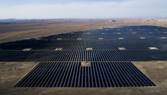 Mediante la limpieza en seco se hace el mantenimiento de más de 500 mil paneles solares en la central Rubí, ubicada en Moquegua. (Foto: Enel)