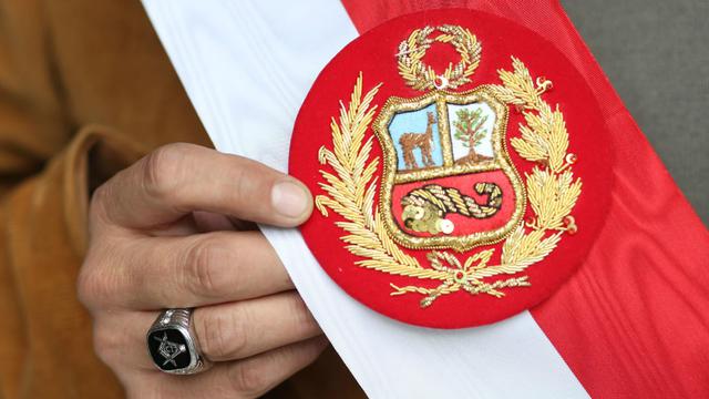 Los materiales con que bordan la banda presidencial son los mismos desde hace 80 años. El trabajo total desde el bordado inicial, el pasador y el montaje final puede durar entre 20 y 30 días. (Foto: Agencia Andina)