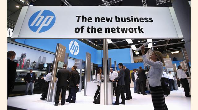 Un visitante toma una foto con una tablet al frente del stand de Hewlett-Packard en el Mobile World Congress. (Foto: Reuters)