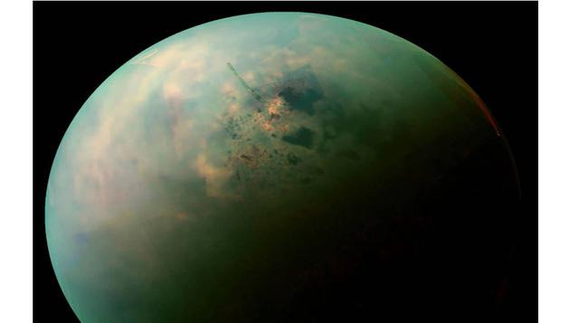 Los lagos de Titán. Titán es el mayor satélite de Saturno, y el único conocido en el que hay una atmósfera importante. Además es el único cuerpo, además de la Tierra, en que se ha encontrado evidencias de cuerpos líquidos estables en la superficie: se tra