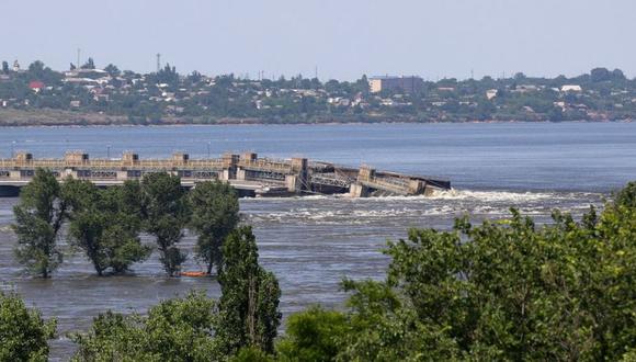 La represa de Kajovka sufrió daños severos y terminó por colapsar el 6 de junio. (Reuters).