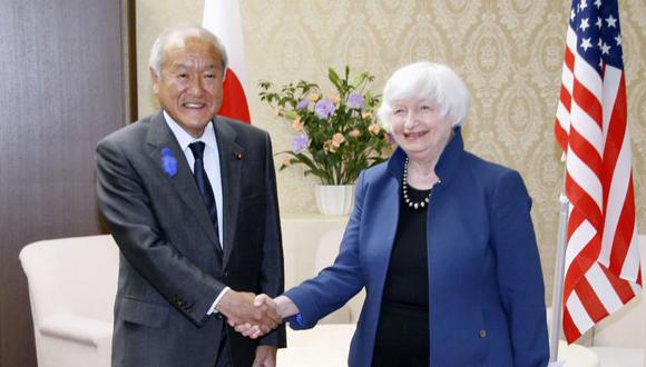 La secretaria del Tesoro de EEUU, Janet Yellen, derecha, y el ministro de Hacienda japonés Shunichi Suzuki se estrechan la mano en el ministerio en Tokio, 12 de julio de 2022. (Kyodo News via AP)