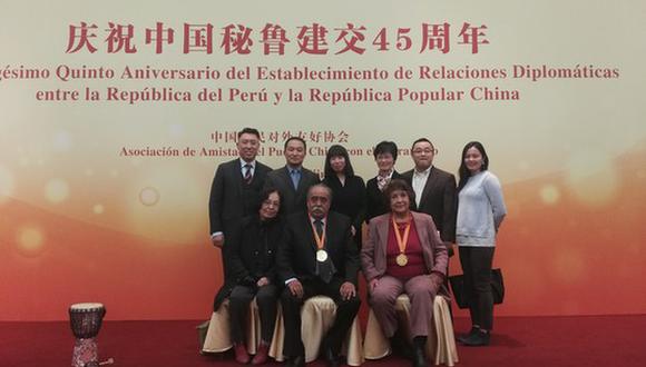 Los peruanos Georgina Cabrera y Juan Morillo llegaron a Pekín en 1978 para enseñar español y ahora son reconocidos en el gigante asiático. (Foto: China Hoy)