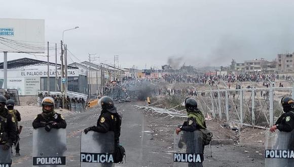 Policías y manifestantes se enfrentan en el puente Añashuayco en Arequipa. (Foto: Facebook: El reportero de Chumbivilcas Cusco)