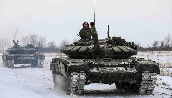 Soldados rusos durante ejercicios militares en la región de Leningrado. Algunos de estos militares están emprendiendo la retirada de las cercanías de la frontera con Ucrania. (Foto: REUTERS)