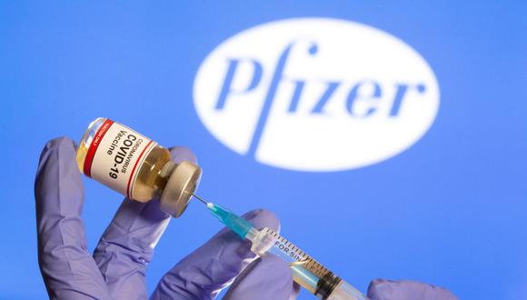 Pese a que esta vacuna Pfizer-BioNtech demuestra su eficacia para reducir el número de casos sintomáticos de COVID-19, el "gran, gran pregunta" sigue siendo saber si reduce también la transmisión del virus, precisó Regev-Yochay. (Foto: AFP)