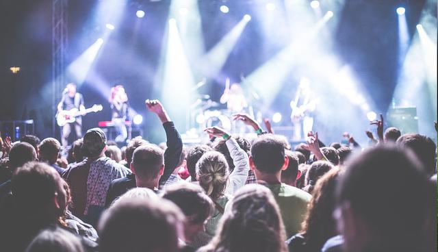 9. Liga de futbol de fantasía

10. Organización de Tours a conciertos

La música no tiene límites y la mejor forma de conocer bandas nuevas es recorrer festivales. A ti que te gusta la música y te encanta viajar, emprende con la organización de tours a conciertos. Puedes iniciar con eventos dentro del país como Vive Latino o Corona Capital, para probar tu mercado. Después, integra festivales internacionales como Coachella. Amplía tu oferta con tours a festivales de cine o de moda. Ofrece planes de pago a plazos y busca alianzas con aerolíneas y hoteles. Ejemplo de éxito: Live Tours (Foto: Pixabay)