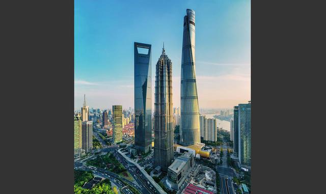 FOTO 9 | Fitch Ratings Ltd. dijo que abrió su oficina en septiembre del año pasado, unos cuatro meses antes de que la Torre de Shanghái anunciara que había resuelto los problemas de seguridad contra incendios.