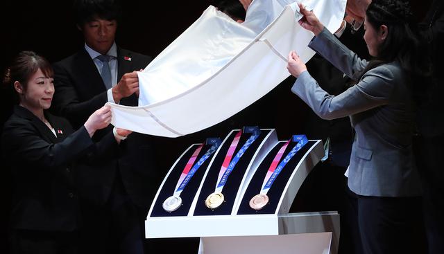 Tokio 2020 reveló las medallas, hechas con material reciclado, que se entregarán en los próximos Juegos Olímpicos. (Foto: AP)