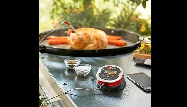 FOTO 14 | Weber iGrill. Sin salir de la cocina nos vamos a un gadget muy interesante para barbacoas. Se trata de un termómetro digital con dos sondas que pincharemos en las piezas para comprobar qué temperatura albergan en su interior, algo que podremos ir controlando incluso aunque salgamos de la habitación, gracias a la aplicación Weber Grill. Weber iGrill por 98,02 euros, si bien también existe un modelo más compacto que funciona con app, el Weber iGrill Mini (61,07 euros).