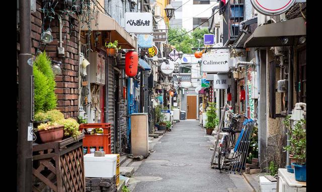 FOTO 5 | GOLDEN GAI – JAPÓN. Es un barrio de Tokio famoso por sus bares y restaurantes pequeños y apretados. Es famoso por la gran cantidad de prostíbulos que surgieron tras la Segunda Guerra Mundial. (Foto: msn.com)