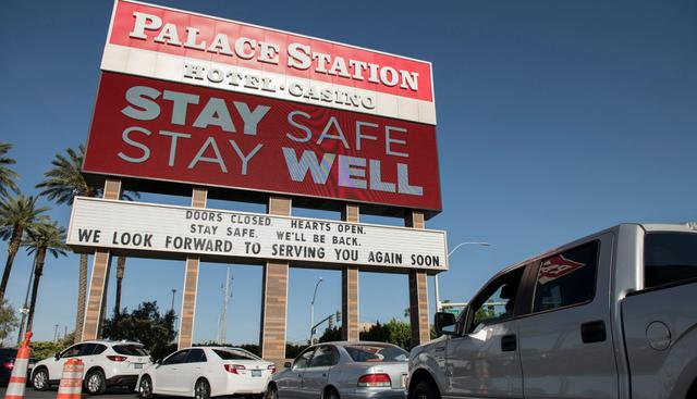 La gente espera en sus autos por donaciones de alimentos en el exterior del hotel y casino Palace Station en Las Vegas, Nevada. (AFP / Bridget BENNETT).