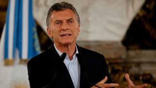 Mauricio Macri reduce cargos públicos y congela sueldos en Argentina