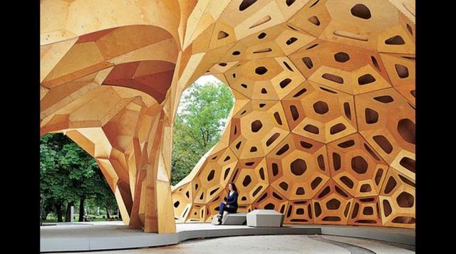 Otra locura experimental fue el "Pabellón de investigación", de la Universidad de Stuttgart ICD y ITKE, en Alemania. Y podríamos decir que no es tan pequeña. "Creada por estudiantes universitarios, fue desarrollada utilizando herramientas i