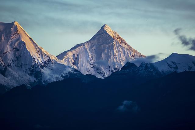 El territorio del Parque comprende el flanco oriental de la Cordillera Blanca, en la zona del callejón de Conchucos, y el occidental, en la zona del callejón de Huaylas. Presenta cumbres nevadas con alturas que oscilan entre los 5,000 y 6,768 msnm (Huasca