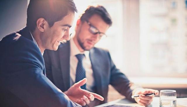 FOTO 8 | 8. ¿Cuál es la reputación del socio potencial en la comunidad?
Muchas personas parecen agradables a primera vista, pero quizá ésa sea su habilidad. Y una vez que dejas a alguien entrar es difícil sacarlo. Habla con empleados antiguos o ex colegas para descubrir cómo es trabajar con él. Si estás buscando a alguien con conexiones de dinero, verifica que sean verdaderas. O si dicen que tienen grandes contactos confirma que la relación vaya más allá de una palmada en la espalda. (Foto: Difusión)