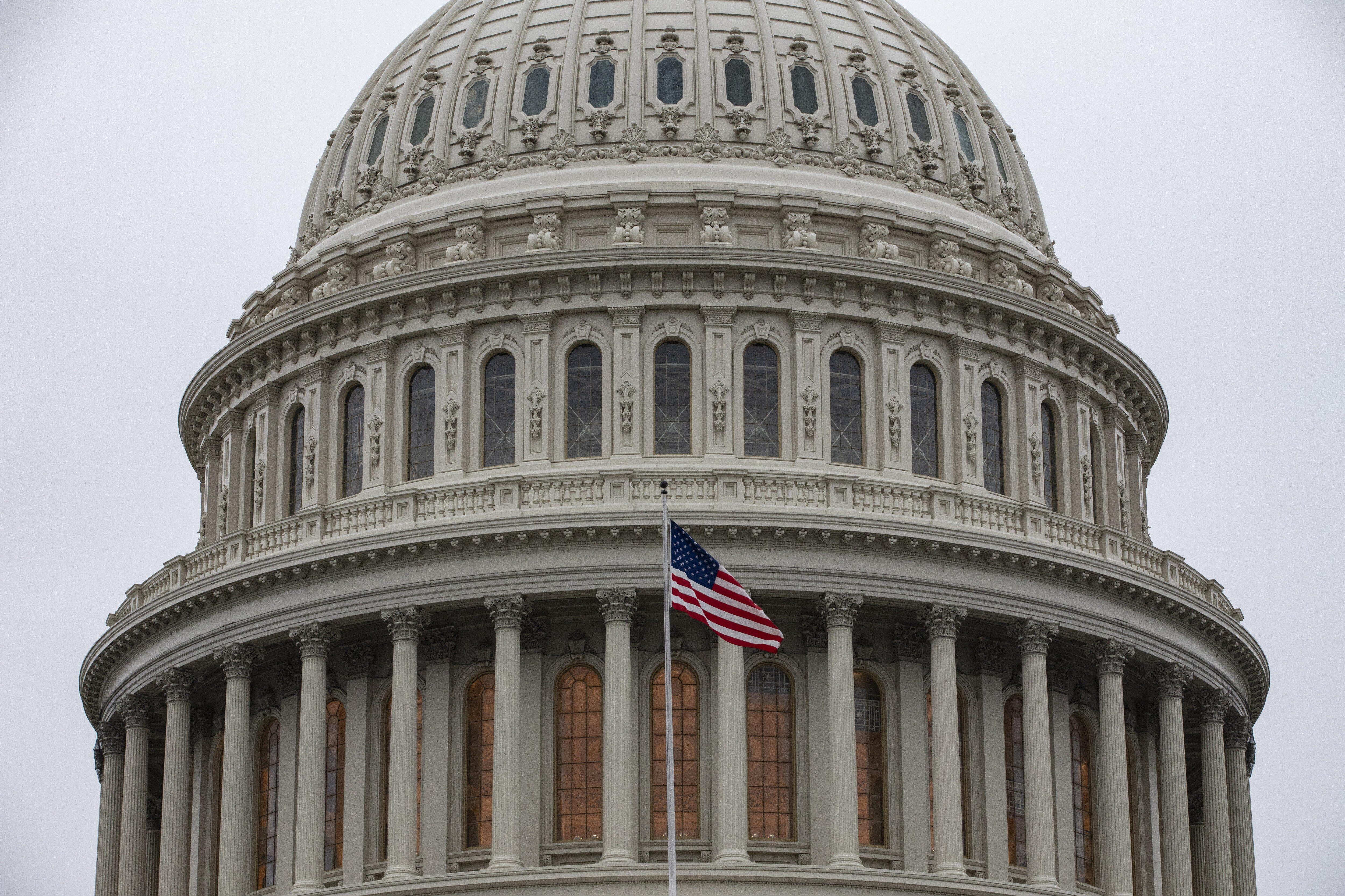El acuerdo incluye US$ 321,000 millones en préstamos con interés bajo para pequeños negocios, US$ 75,000 millones para hospitales y US$ 25,000 millones para incrementar el número de test que se hacen a nivel nacional. EFE/EPA/SAMUEL CORUM