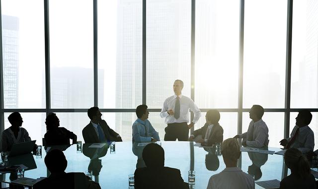 FOTOS 3 | Capacidad de comunicación. Un líder exitoso debe ser capaz de transmitir información clara, concisa, inspirar confianza y contagiar su motivación mediante una buena capacidad de comunicación, que no se basa únicamente en hablar bien. Comunicar también significa escuchar el feedback de tu equipo. Es muy importante poder sentarse con los miembros del equipo, con clientes, colegasy competidores.