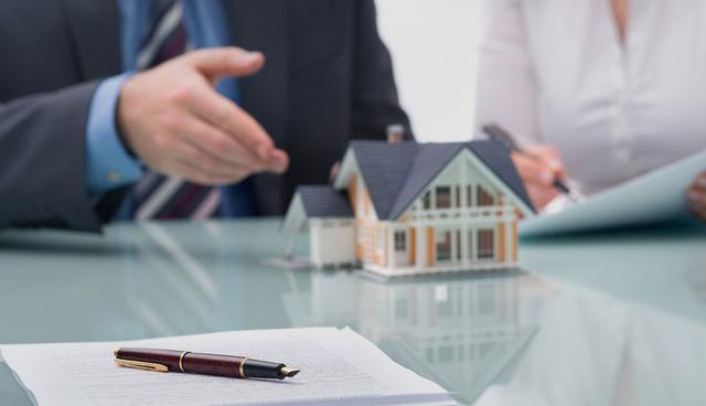 FOTO 2 | "Subprime": Son préstamos hipotecarios concedidos a hogares con una situación financiera precaria, gracias a los cuales muchos estadounidenses tuvieron acceso a la propiedad en los años 2000. Estos créditos solían concederse con tasas de interés bajas y fijas durante los primeros años, y después variables. También dependían del valor de los bienes inmuebles. En el 2007, el mercado inmobiliario estadounidense se "dio la vuelta": las tasas aumentaron mientras los precios bajaban y muchos hogares que habían firmado estos préstamos se vieron incapaces de reembolsarlos. A través del fenómeno de la "titulización", el fenómeno se contagió a todo el sistema financiero. (Foto: Pixabay)