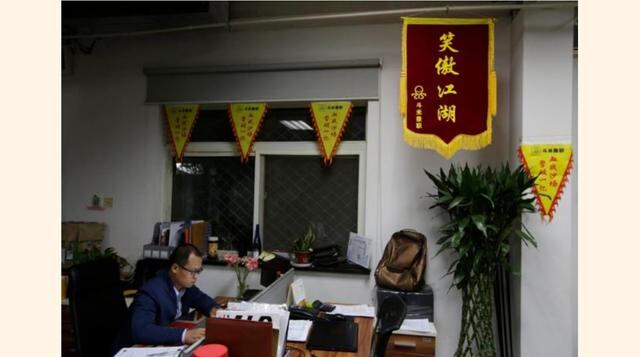 Liu Zhanyu, un administrador de clientes en la firma DouMiYouPin, trabaja alrededor de la medianoche en Pekín, China. “Juro superar la meta de 100 millones de ventas y luchar la sangrienta batalla hasta el final; siempre sonriente y orgulloso”, dice. (Fot