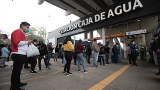 Metro de Lima: continúan las largas colas de pasajeros al mantenerse aforo reducido al 37% por el COVID-19