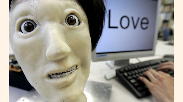Un robot humanoide llamado Kansei, que significa &quot;sensibilidad&quot; en japonés, hace una expresión facial para representar la &quot;felicidad&quot; y pronuncia la palabra &quot;Love&quot; en un laboratorio de la Universidad de Meiji en Kawasaki, al 