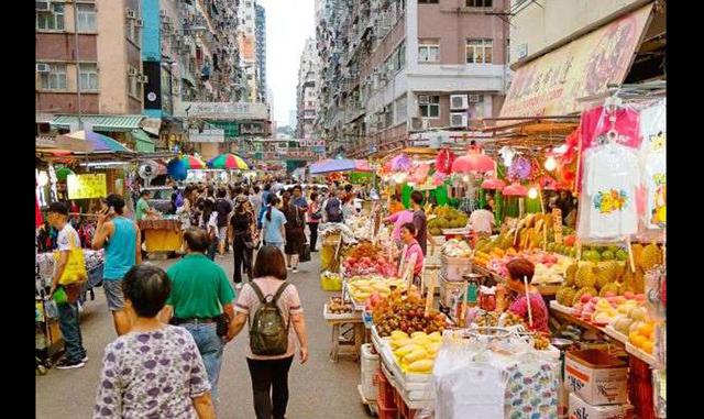 Fotos 14 | KOWLOON CITY WET MARKET – HONG KONG. El Kowloon City Wet Market de Hong Kong es tan popular entre los lugareños como lo es para los turistas, y ambos se reúnen aquí para hacer múltiples compras de todo tipo de productos, desde frutas frescas o 