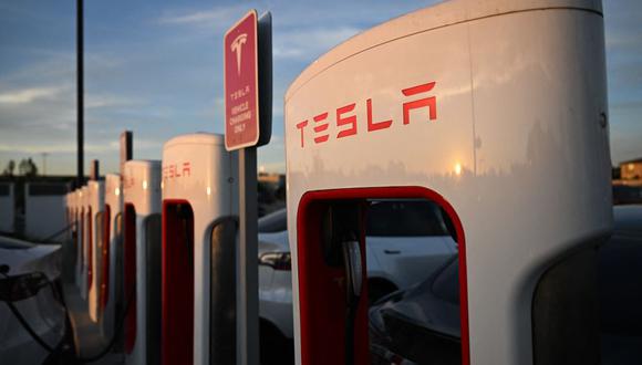 Un vehículo eléctrico de Tesla, Inc. se carga en la ubicación del supercargador en Hawthorne, California, el 9 de agosto de 2022. (Foto de Patrick T. FALLON / AFP)