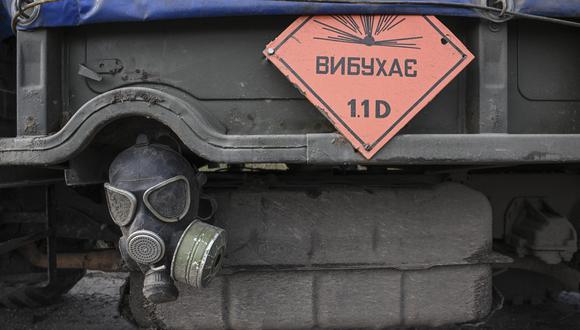 Una máscara de gas rusa adorna el vehículo de una unidad ucraniana de remoción de minas en una carretera cerca de Izyum, en el este de Ucrania, el 1 de octubre de 2022. (Foto: Juan BARRETO / AFP)