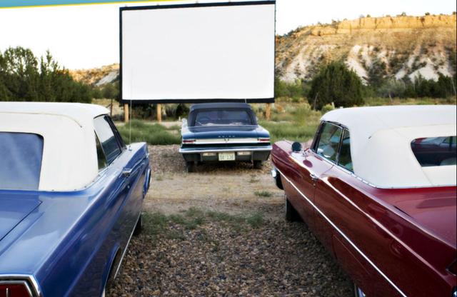 Shooting Star RV Resort (Estados Unidos) |Los turistas que tengan la oportunidad de ir a Utah dense una vuelta por Shooting Star RV Resort. Ambientando en los 70s, permite ver películas dentro de clásicos como Dodge, Chevrolet o Mustang (Shooting Star)