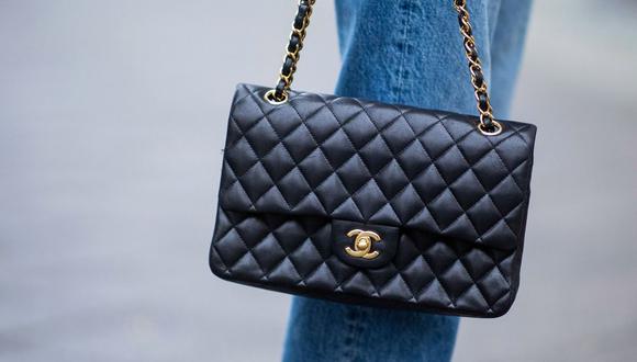 Clásico bolso cruzado de Chanel.