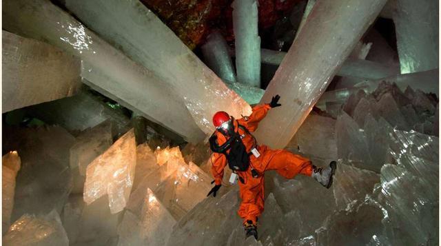 Cueva de Cristales Gigantes (México). Descubiertas por accidente, las condiciones peculiares del ambiente han generado cristales de hasta 12 metros de alto.