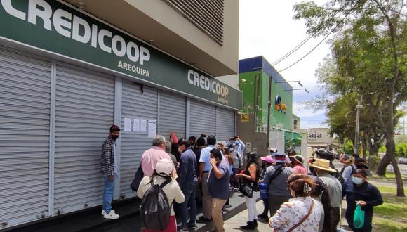 Socios de Credicoop preocupados por sus ahorros tras cierre de operaciones de las agencias. (Foto: GEC)