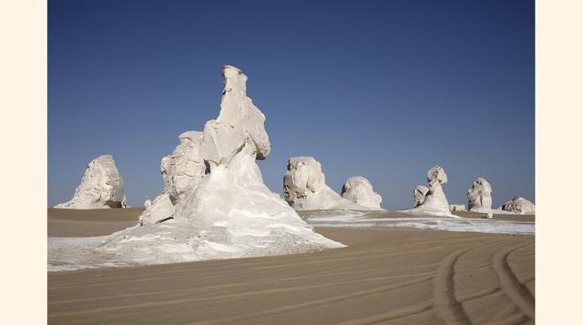 Centinelas en el desierto blanco de Farafra, Egipto. El anti-desierto. Esto es Farafra, situado en el norte de Egipto, muy cerca de El Cairo. No hay infinitas extensiones de arena y dunas, sino que el paisaje se salpica de formaciones de piedra caliza de 
