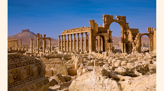 Palmira, Siria. Ciudad aramea del segundo milenio a.C. su arquitectura evolucionó a través del período grecorromano y persa, ofreciendo una visión histórica de ambas culturas. Actualmente estas ruinas se han visto devastadas por los saqueos producto de la