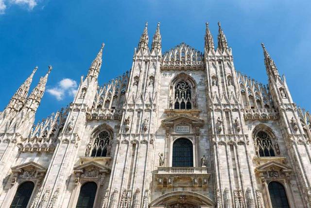 FOTO 6 | 6. Catedral del Duomo, Milán. La catedral del Duomo de Milán es una catedral gótica de la ciudad de Milán. Con 157 metros de largo, puede albergar a más de 40,000 personas en su interior. Construida entre 1389 y 1965, su fachada cuenta con más de 90 gárgolas y 130 agujas que se alzan hacia el cielo.La aguja más alta, situada a más de 100 metros de altitud, tiene la estatua de la Virgen María que corona el edificio.