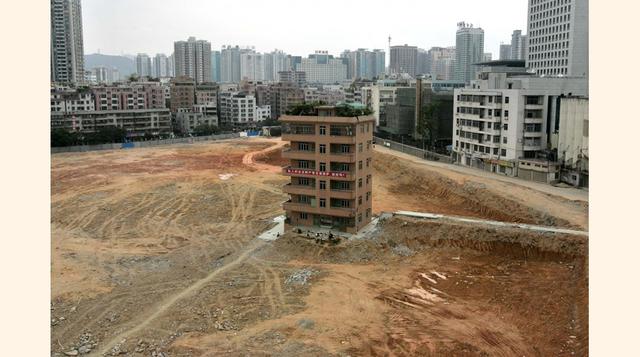 Esta villa de seis pisos en el distrito central de negocios de Shenzhen se convirtió en una "casa clavo" en 2007 después de que los propietarios exigieron que el desarrollador de un centro financiero triplicara su oferta de compensación. (Foto: 