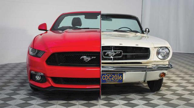 El modelo exhibido fue preparado especialmente, como una “máquina del tiempo”, representada con la fusión de la carrocería e interiores del primer Mustang de 1965 con el relanzado en el año 2014. El lado izquierdo reproduce el Mustang de 1965 y del otro l