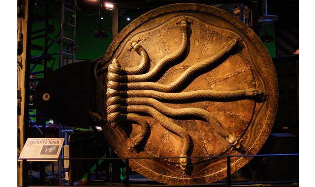 La puerta de serpientes utilizada en el rodaje de la película 'Harry Potter y la camara secreta', en los estudios de Londres.